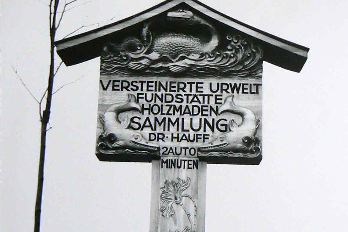 Das erste Hinweisschild zur Sammlung Hauff an der Straße von Aichelberg nach Holzmaden.
